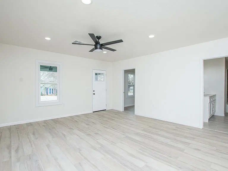 135 E 13th Ave — Photo 8