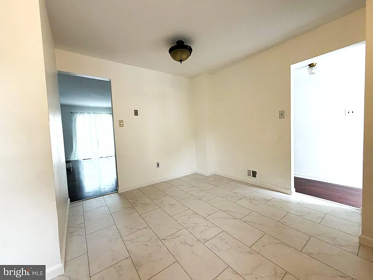 422 Village Ln — Photo 6