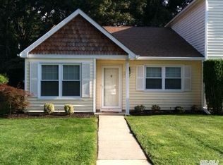 17 Beaver Trl, Coram, NY 11727