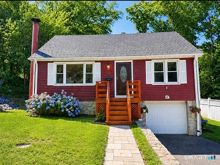 18 Dawn St — Photo 1