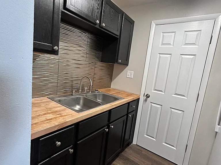 1 bed 1 bath - Kitchen - In School House