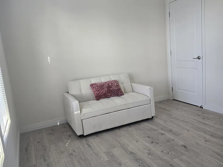 Laurel Dr — Photo 3