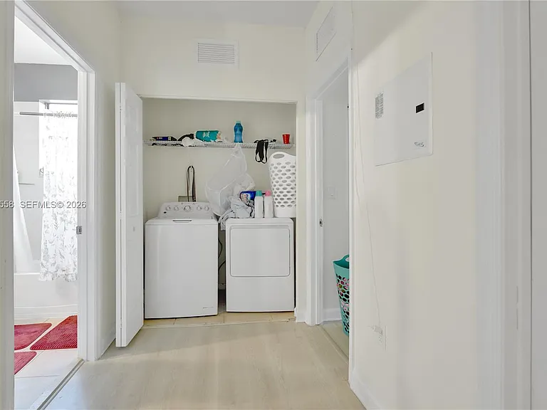 101 NE 37th Pl — Photo 18