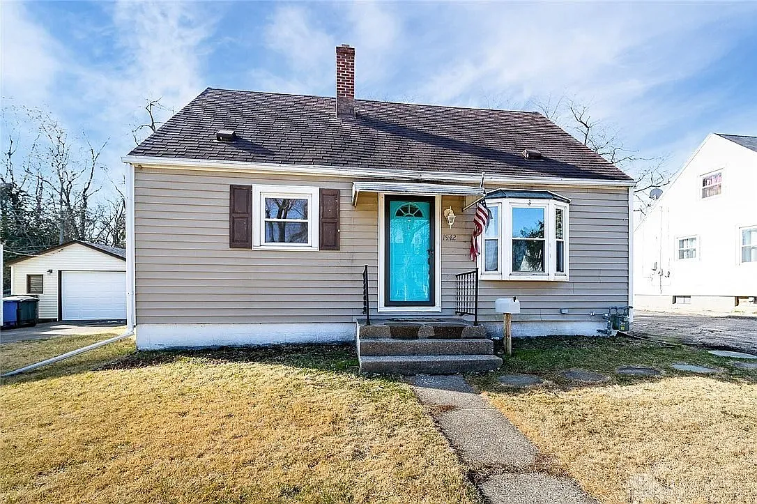 3 bed, 1.0 bath, 1015 sqft, $1,297 — Photo 1