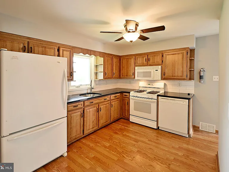51 Macon Dr — Photo 4