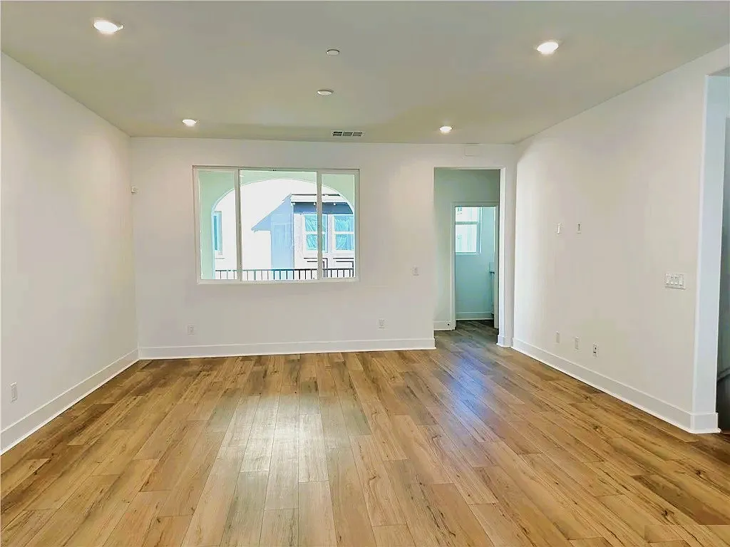 3 bed, 2.5 bath, 1800 sqft, $4,700 — Photo 4