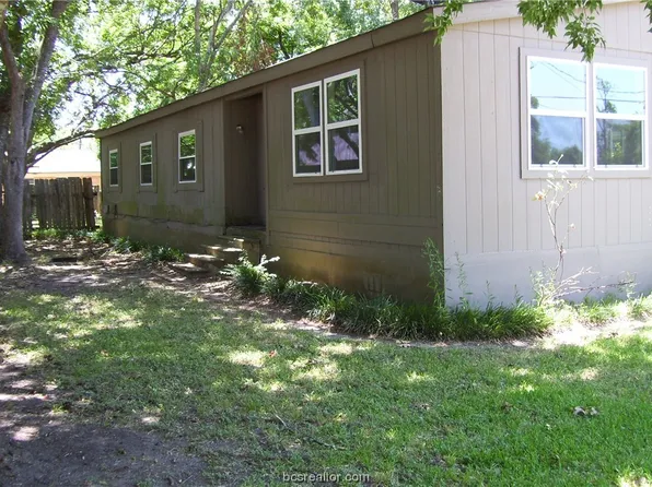 1108 E Virginia St NW, Navasota, TX 77868