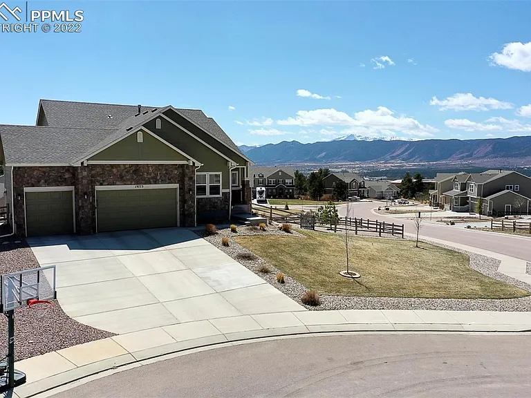 19773 Lindenmere Dr — Photo 2
