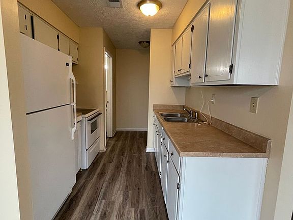 3rd image of 257 University Dr Unit 4