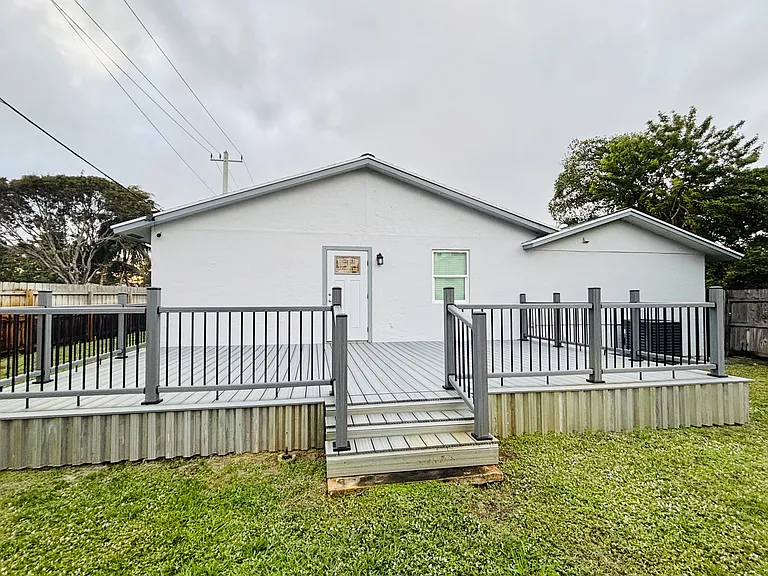 222 SE 3rd St — Photo 30