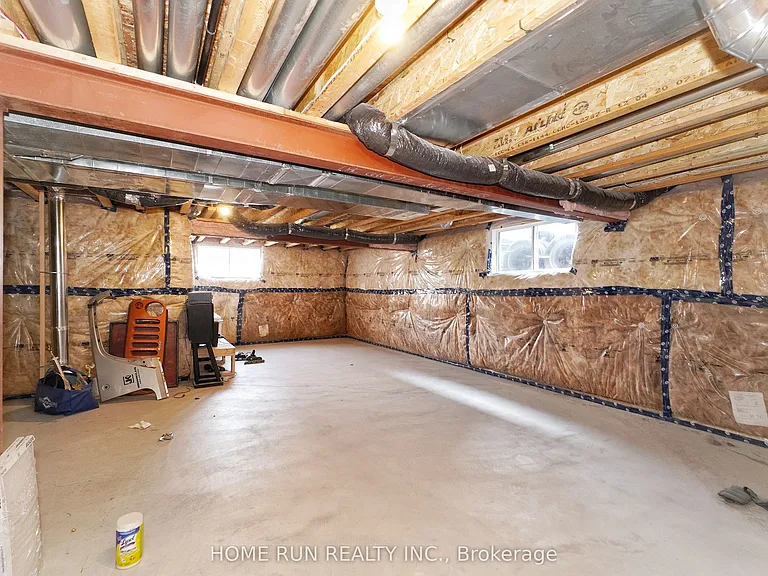 282 Nelson St E — Photo 38