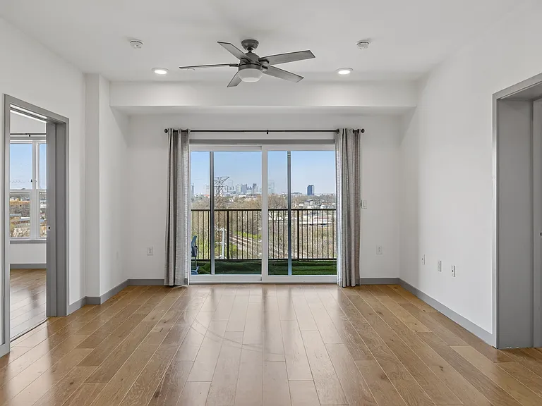 400 Herron Dr #418 — Photo 2