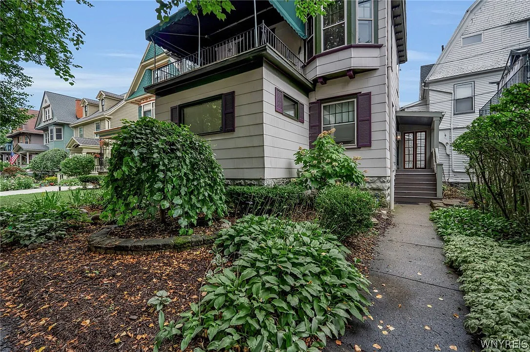 3 bed, 1.0 bath, 1600 sqft, $2,100 — Photo 3