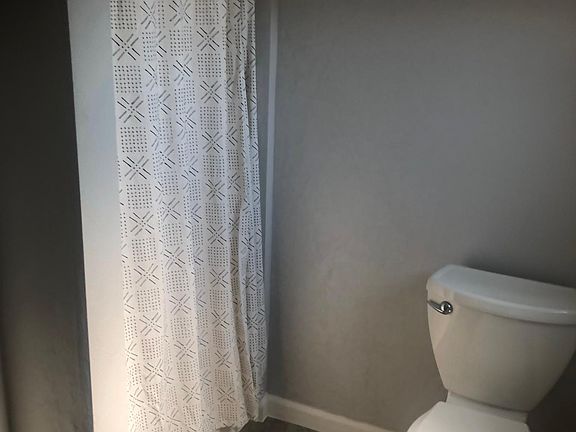 4th image of 725 NE Denver St #B