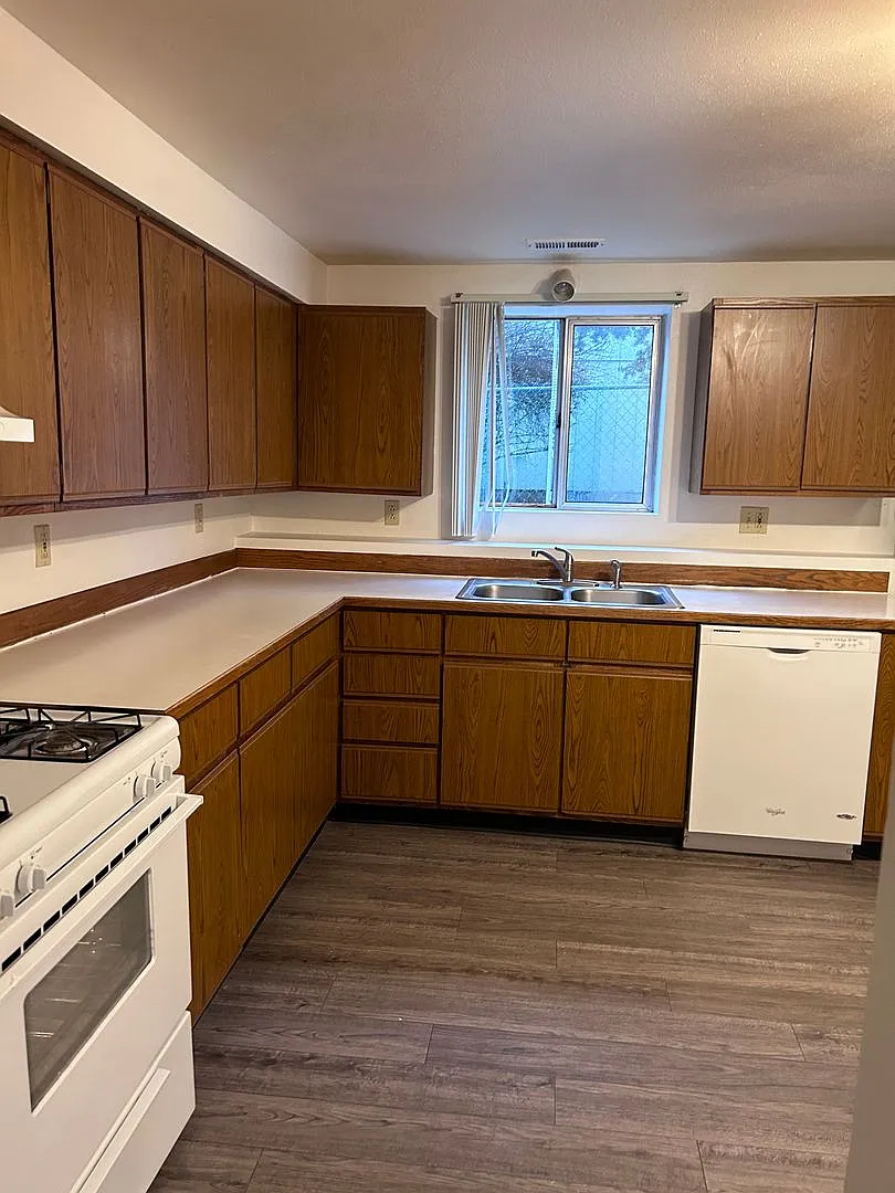 Cheney 3-Bedroom 1-Bathroom Apartment — Photo 4