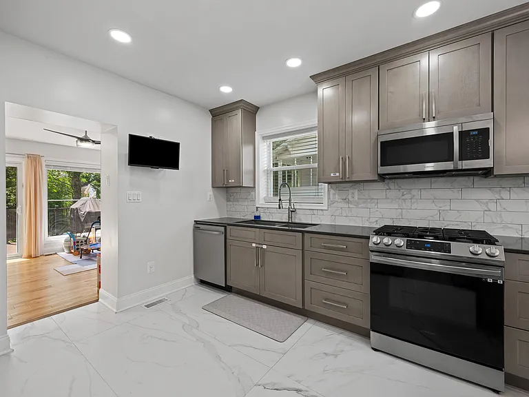 3717 Seven Mile Ln — Photo 11