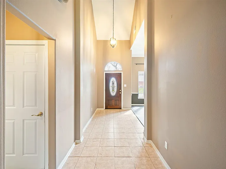 406 Stockbridge Ln — Photo 6