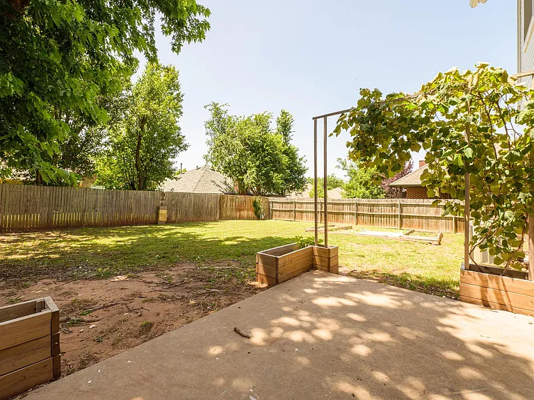 1829 Courtney Ln — Photo 46