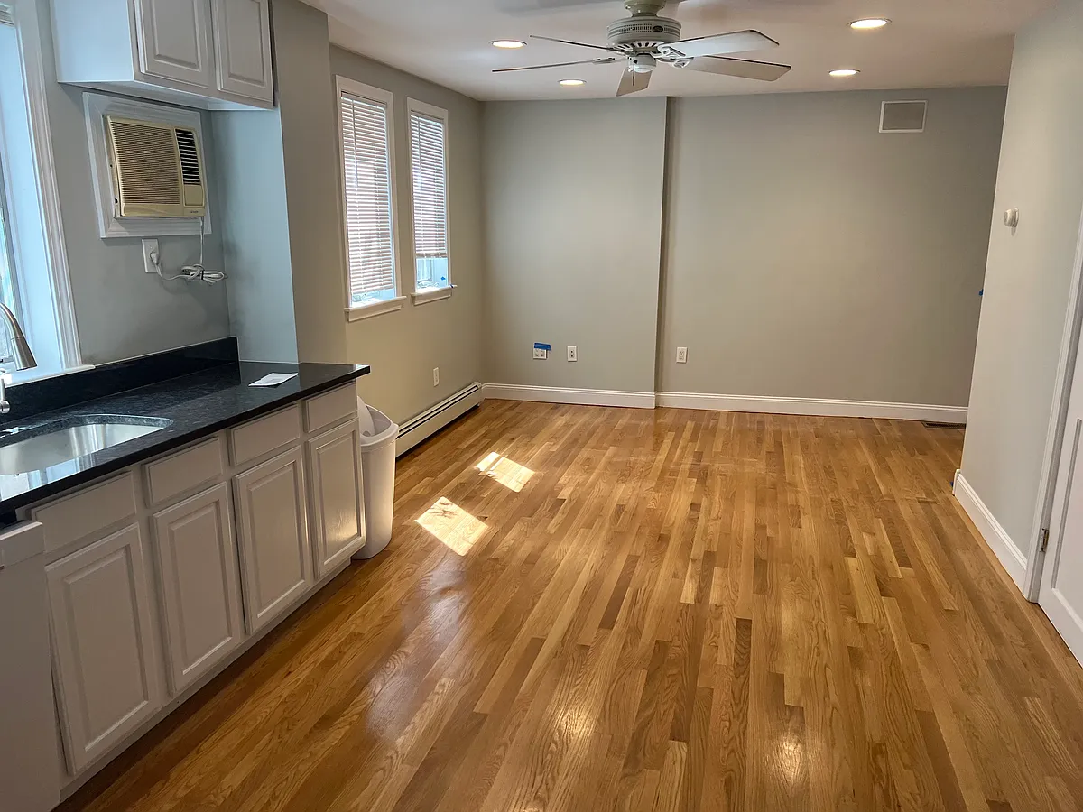 Building Photo - 602 E 3rd St #1