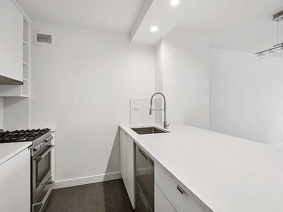 3rd image of 30 W 61st St APT 11E