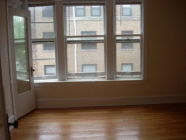 1st image of 1020 W Wellington Ave APT 2