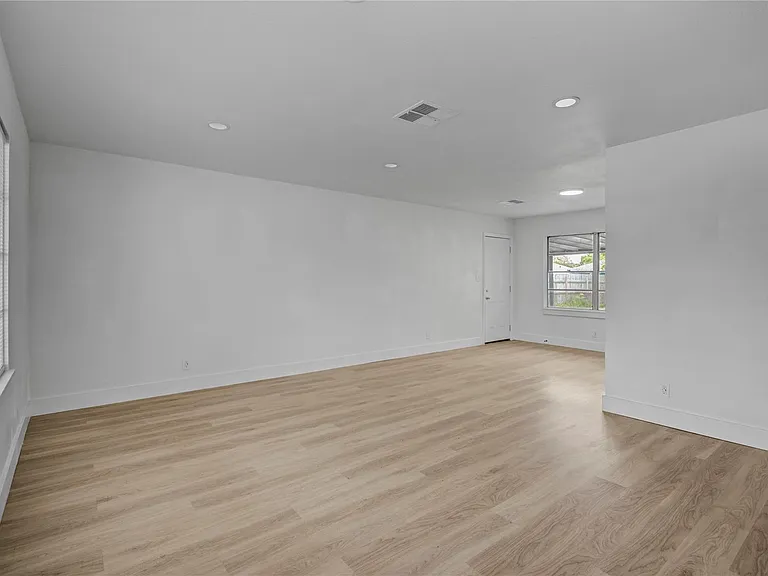 1412 W 10th St — Photo 5