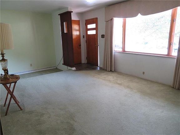 5th image of 136 White Oak Dr