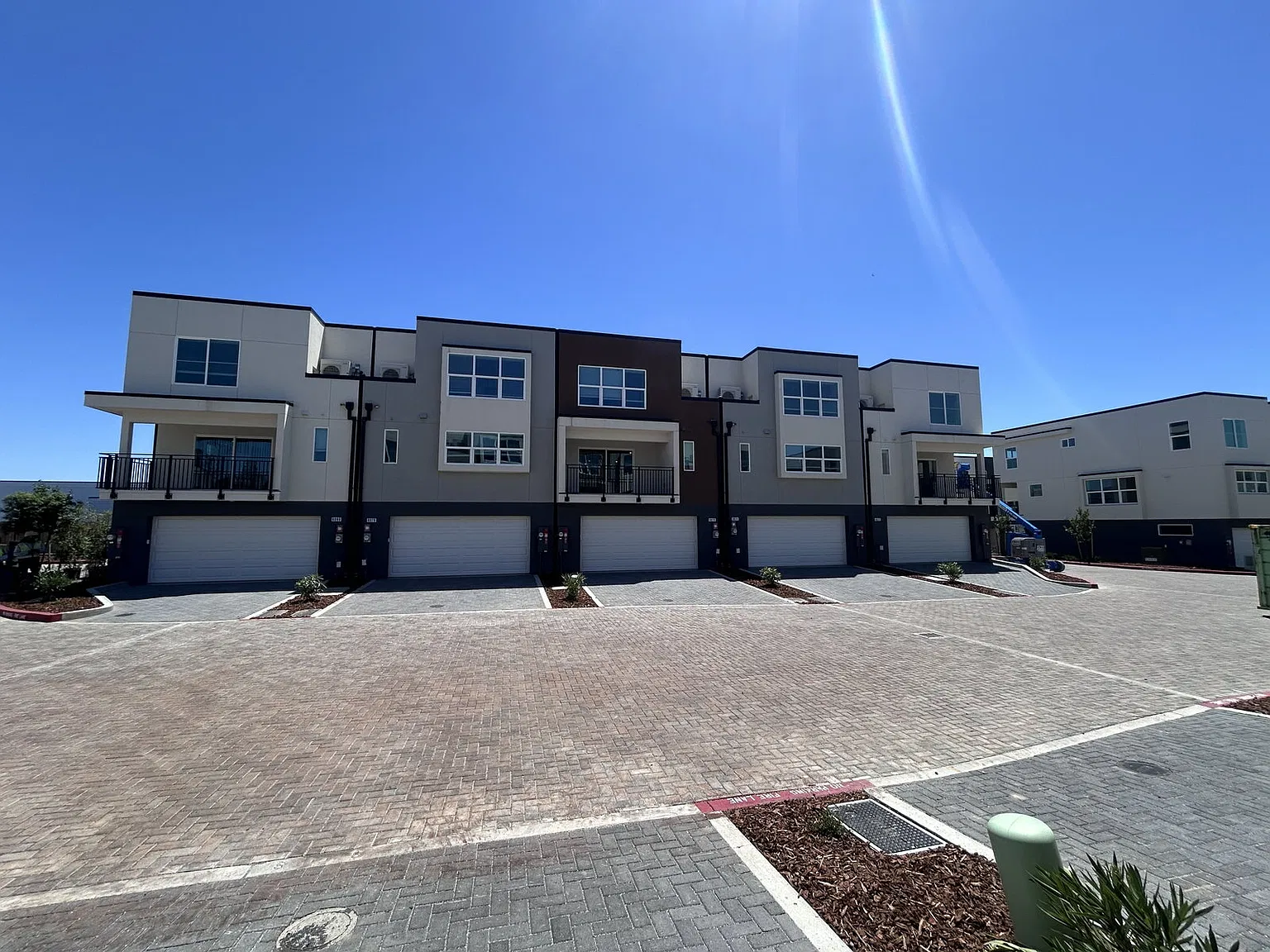 3 bed, 3.5 bath, 1956 sqft, $2,645 — Photo 1