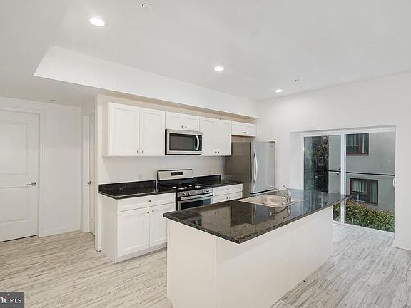 4th image of 980 N Marshall St #2
