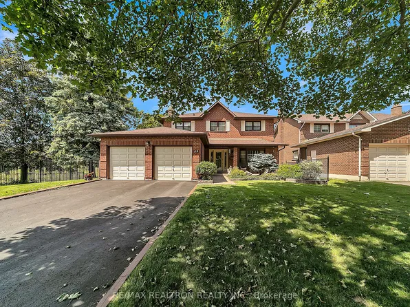 114 Golf Links Dr S, Aurora, ON L4G 3V3