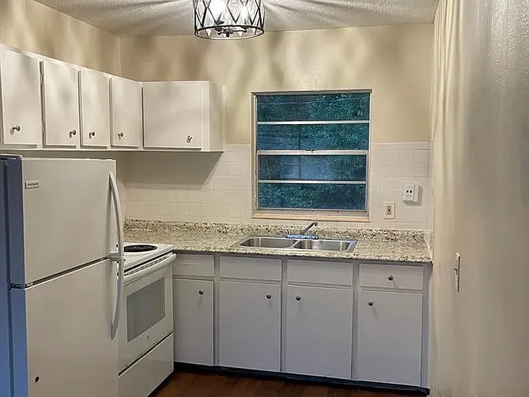 Riverside Apartments — Photo 6