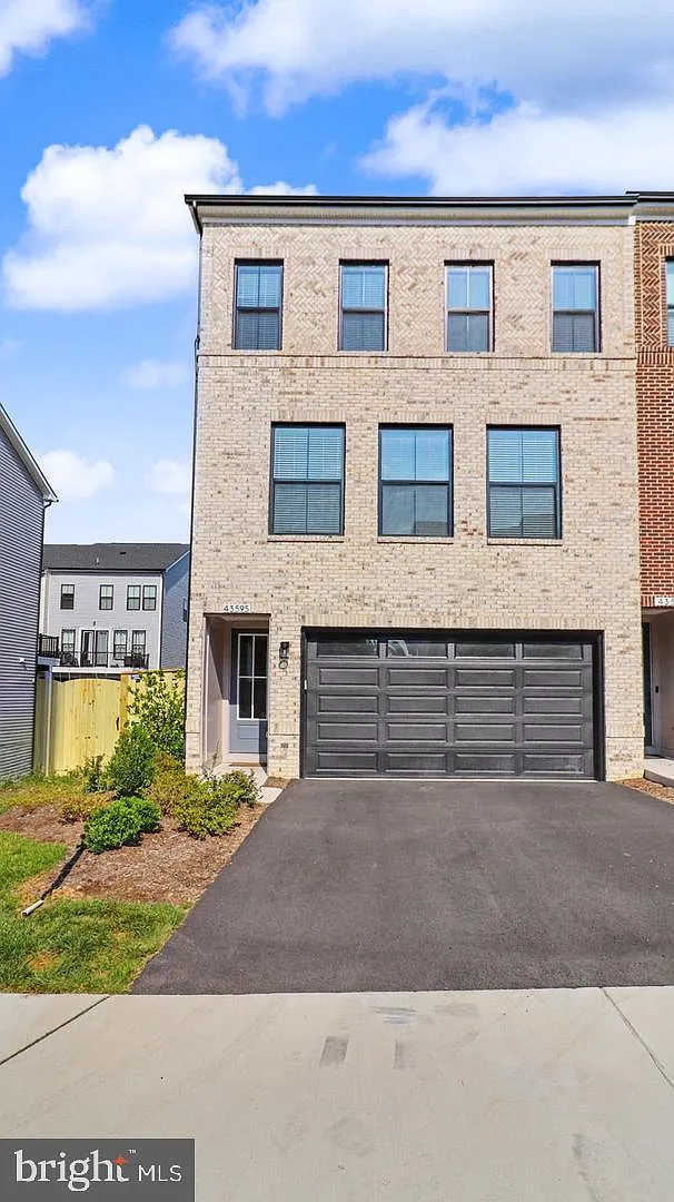 3 bed, 4.0 bath, 2800 sqft, $3,800 — Photo 1