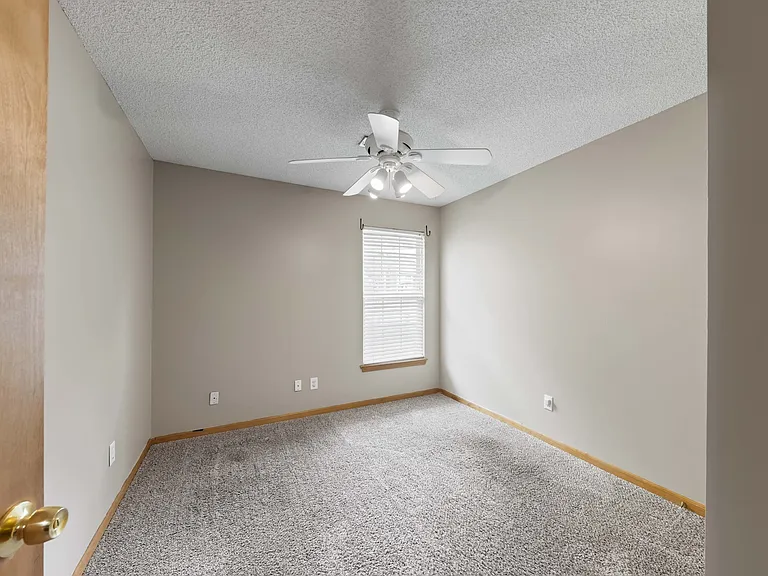 948 N Pine St — Photo 17