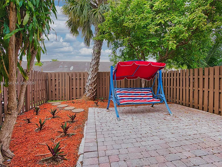 8015 SW 21st Ct #8015 — Photo 3