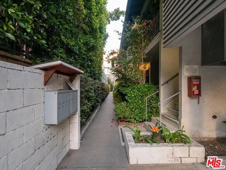 422 Arnaz Dr #4 — Photo 8