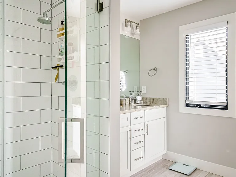 Primary en suite bathroom