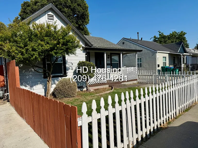 1832 N Berkeley Ave — Photo 1
