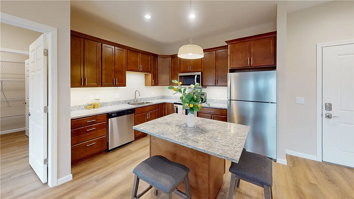 2 bed, 2.0 bath, 1047 sqft, $1,898 — Photo 2