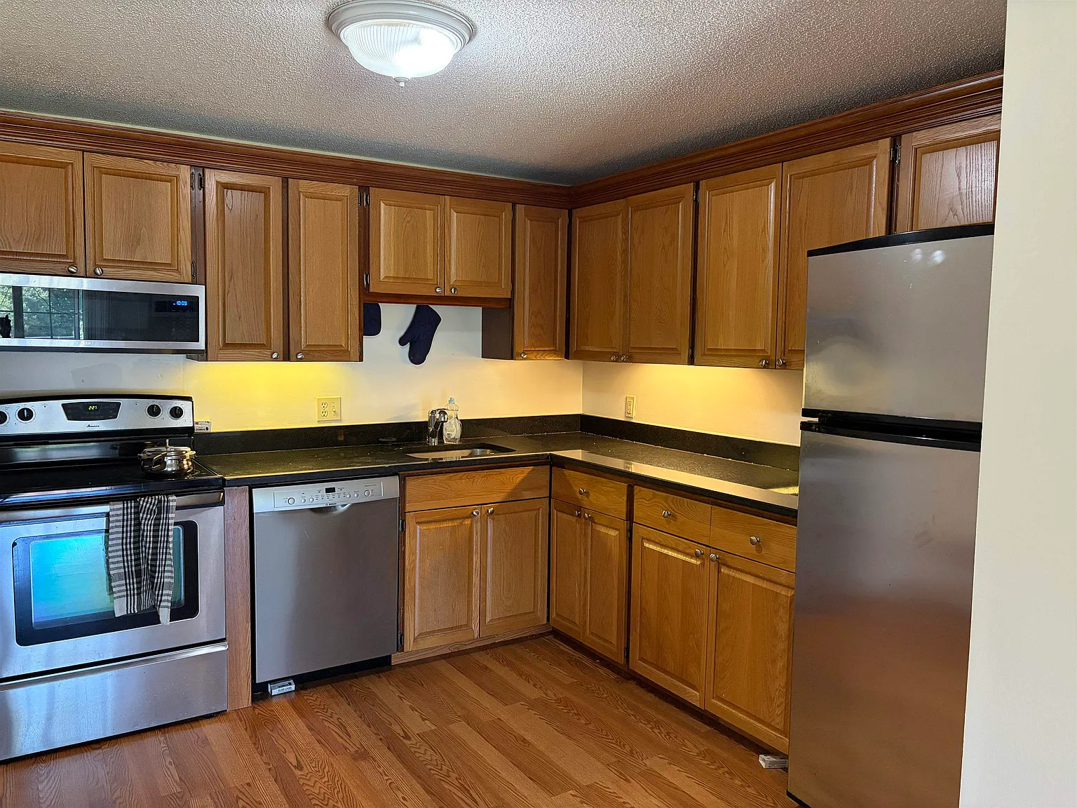 2 bed, 1.0 bath, 804 sqft, $2,300 — Photo 4