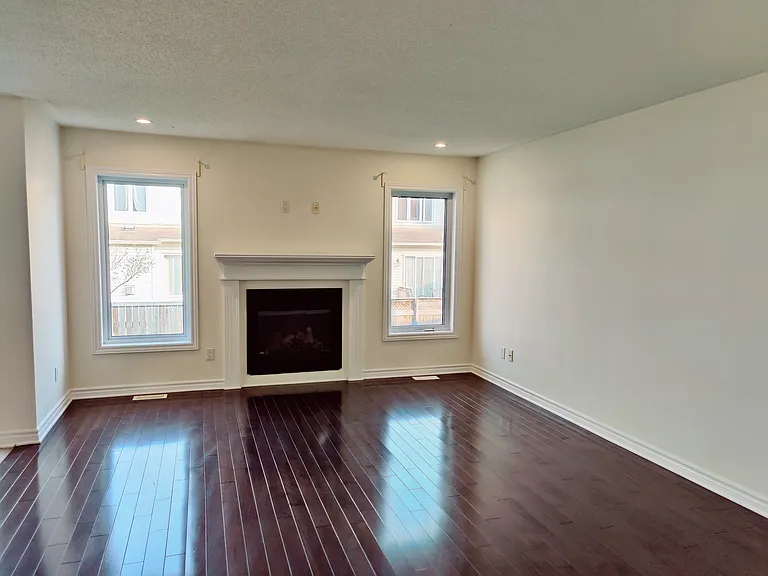 423 Temiskaming Cres — Photo 2