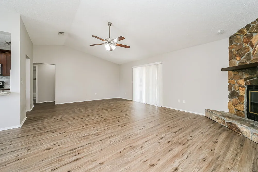 3 bed, 2.0 bath, 1298 sqft, $1,885 — Photo 3