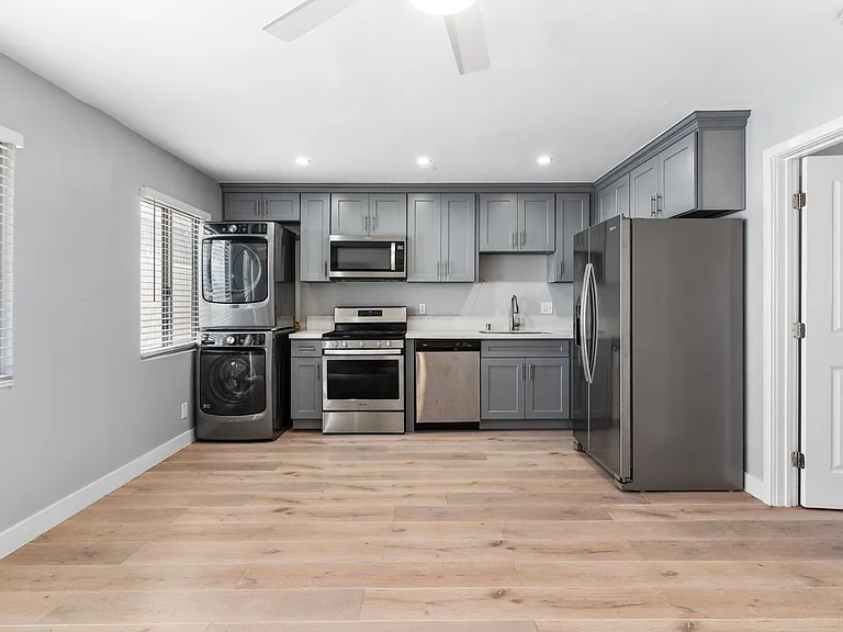 1024 Loma Avenue — Photo 9