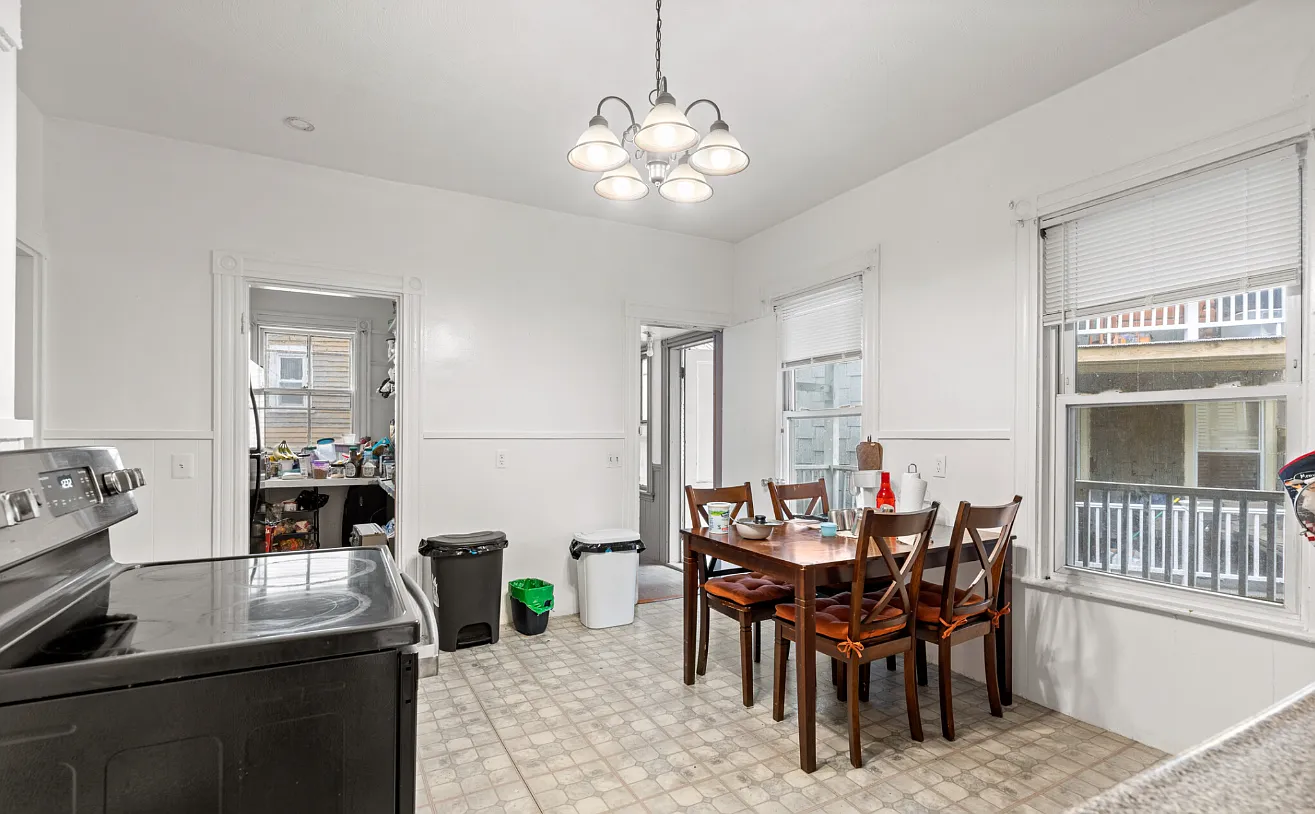 4 bed, 9999 sqft, $5,200 — Photo 2