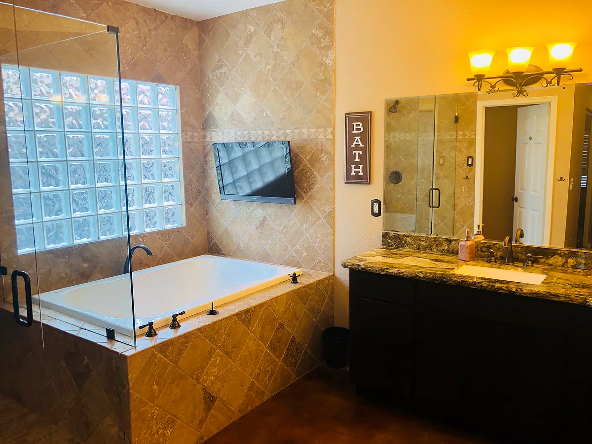 Master bath - 16026 N 48th Pl