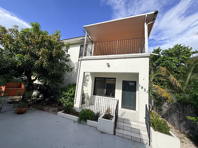 1931 SW 17th Ct — Photo 1