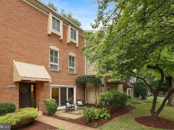 3820 Persimmon Cir, Fairfax, VA 22031