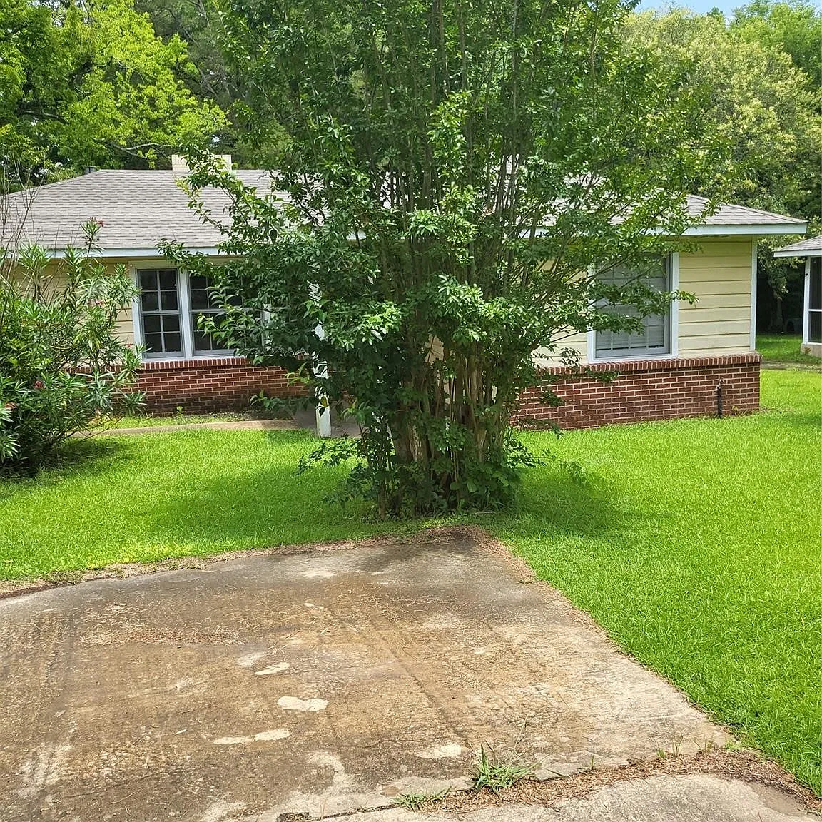 2 bed, 1.0 bath, 1319 sqft, $1,000 — Photo 1