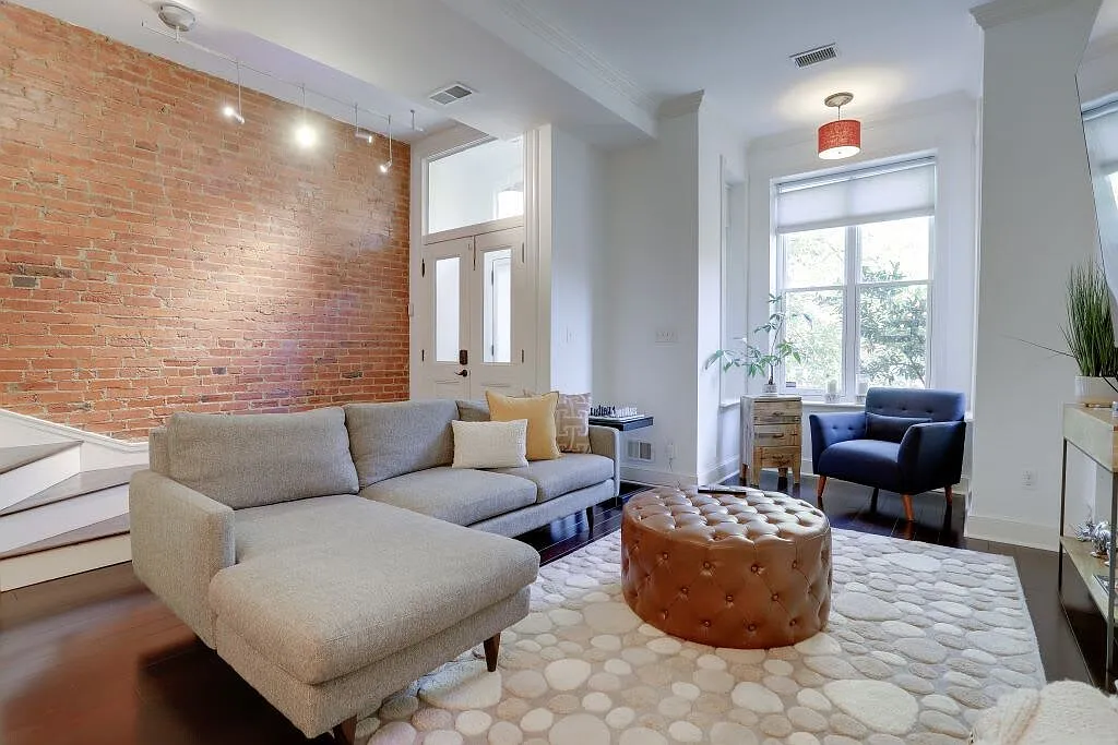 4 bed, 2500 sqft, $12,510 — Photo 1