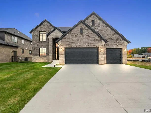 24314 Sawgrass Dr, Macomb, MI 48042