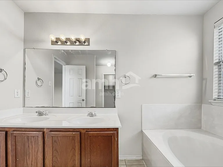 2288 Green Meadows Ln — Photo 10